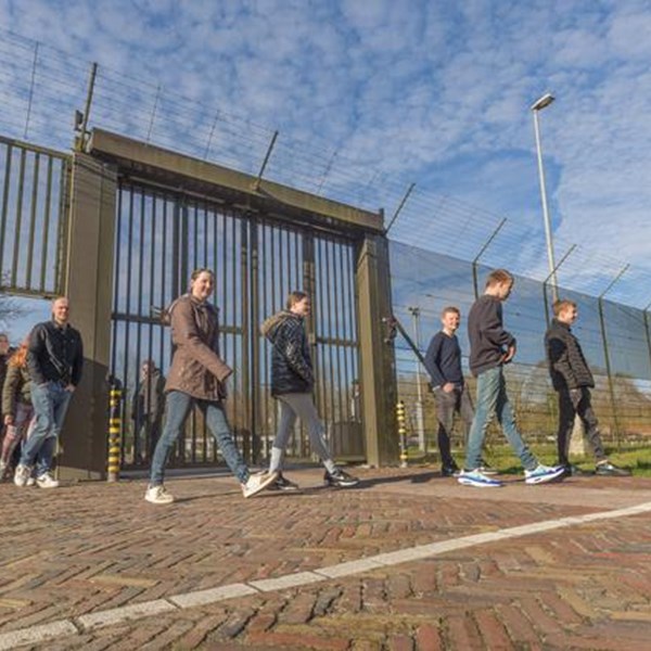 Leerlingen Esborg in gesprek met gedetineerden in De Esserheem: 'Jullie hebben best dure kleren aan'