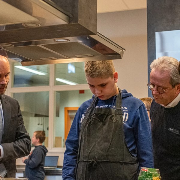 Leerlingen praktijkschool Esborg kokkerellen er lekker op los in fraai gerenoveerde keukens